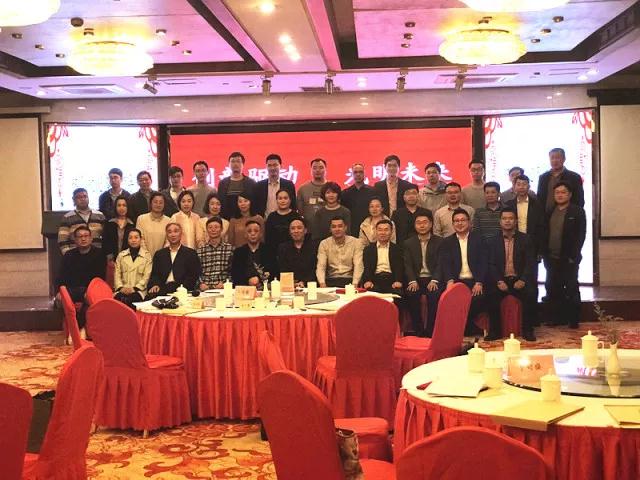 不止一個！江蘇亮彩榮獲常州市半導(dǎo)體照明產(chǎn)業(yè)技術(shù)創(chuàng)新聯(lián)盟2017年度“技術(shù)創(chuàng)新獎”、“杰出貢獻(xiàn)獎”